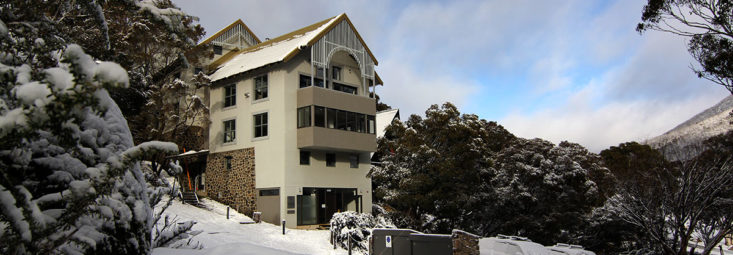 Boali Lodge in snow with carpark