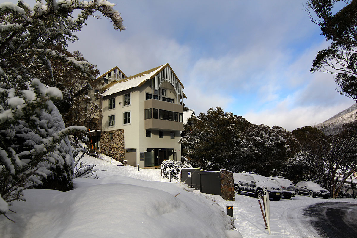 Boali Lodge in snow with carpark