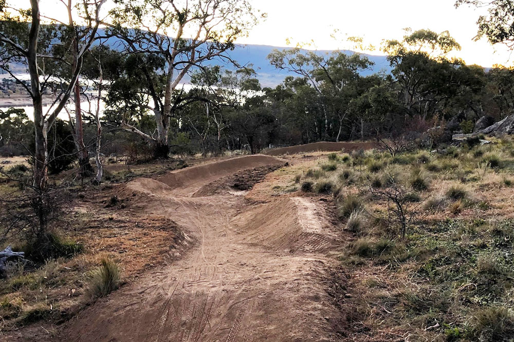 Pink Trail is a flow trail overlooking lake Jindabyne